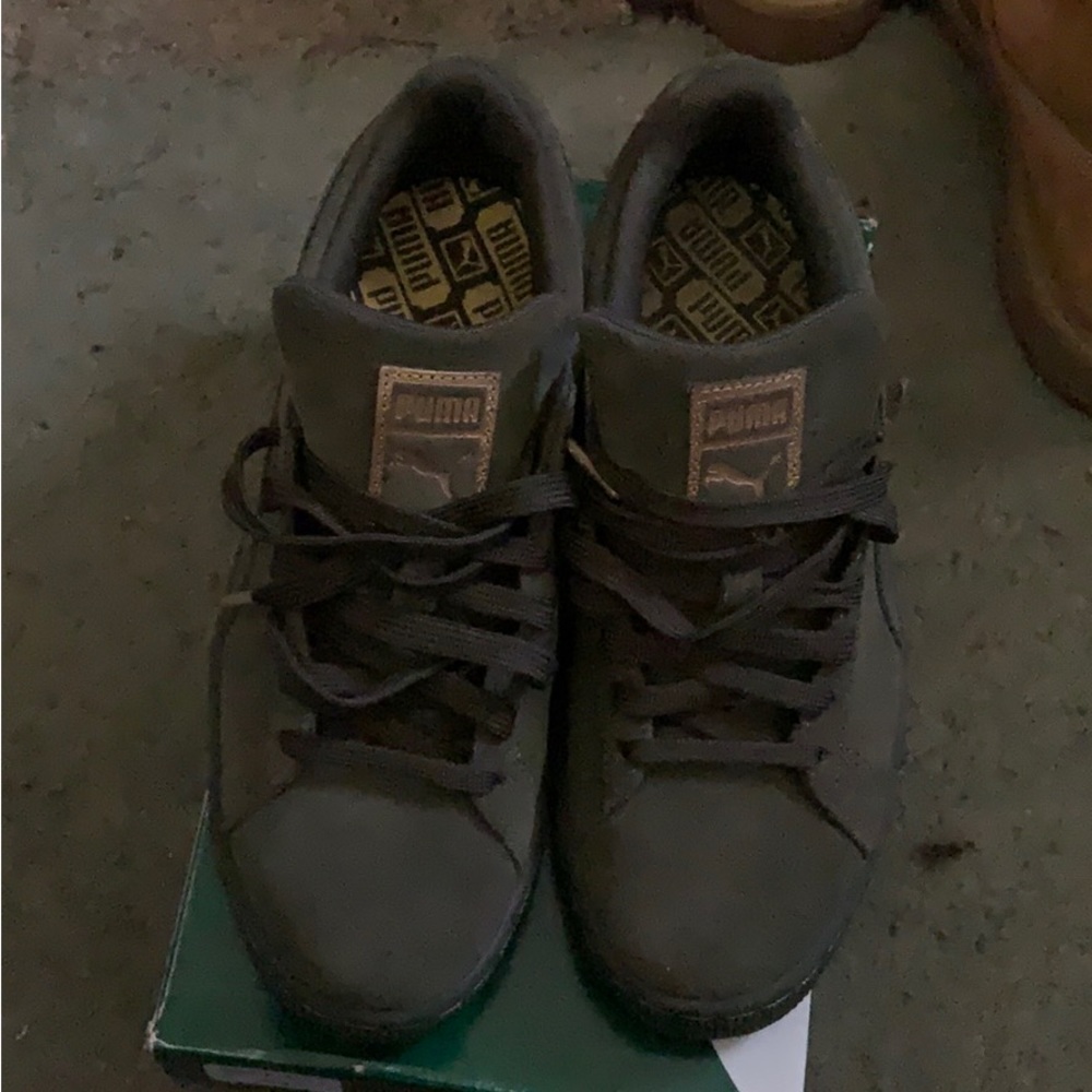 Rihanna Pumas Men’s 6 Women’s 8